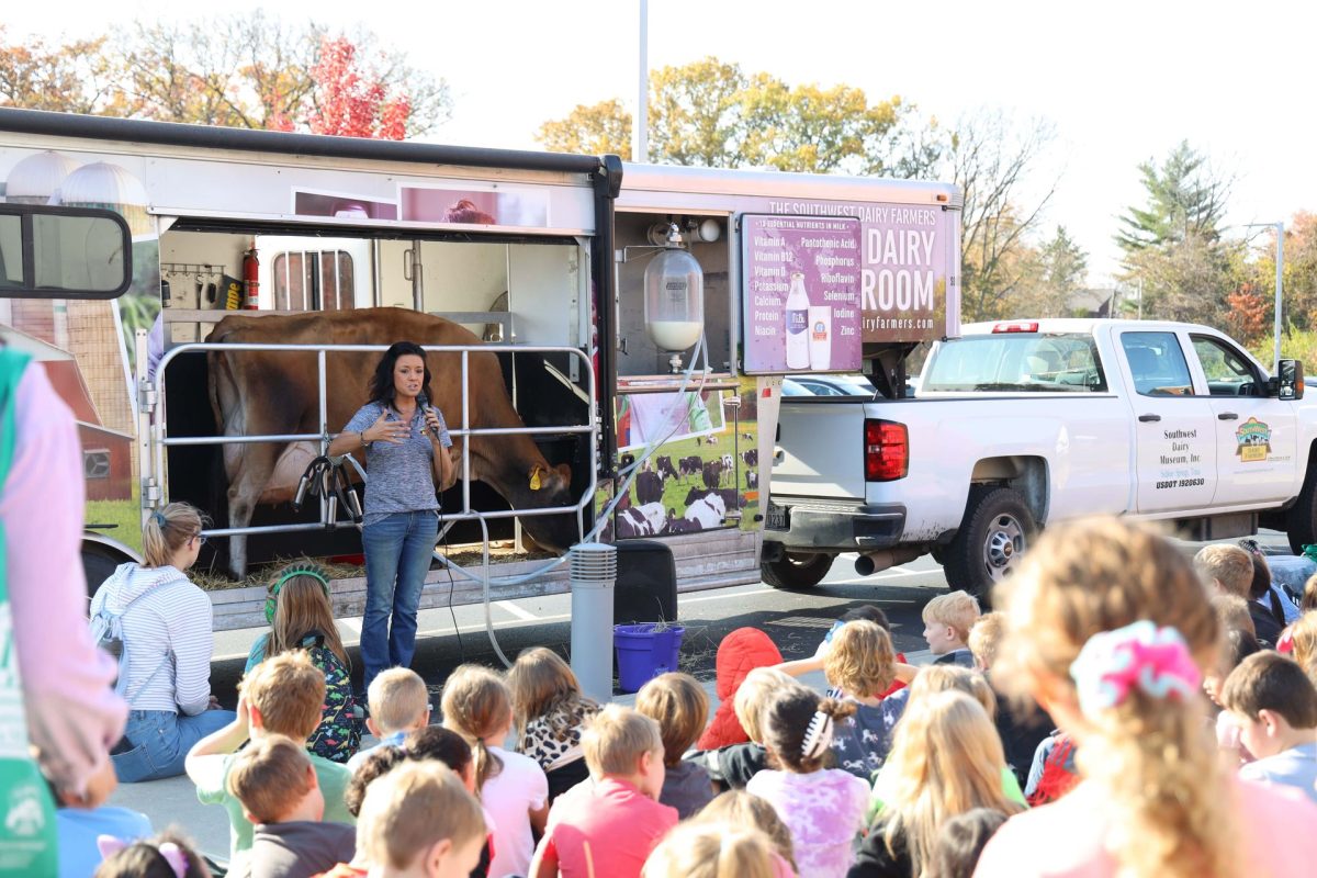 Dressel+Elementary+students+get+moo-ving+lesson+with+mobile+dairy+exhibit