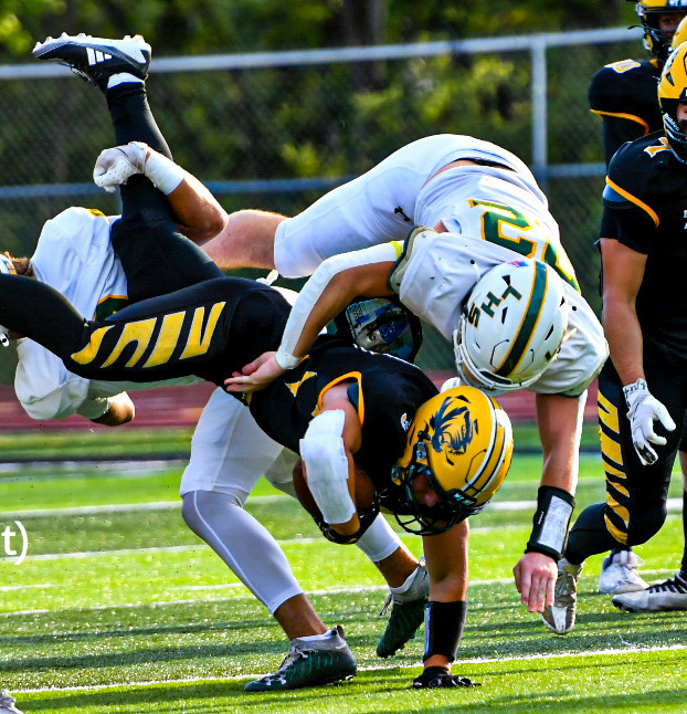 The Lindbergh High School football team opened the season with a close 24-21 win against Oakville on Aug. 30, putting the Flyers up 1-0 for an undefeated season start. A fourth-quarter interception by Carter Holmes sealed the Flyers’ victory.