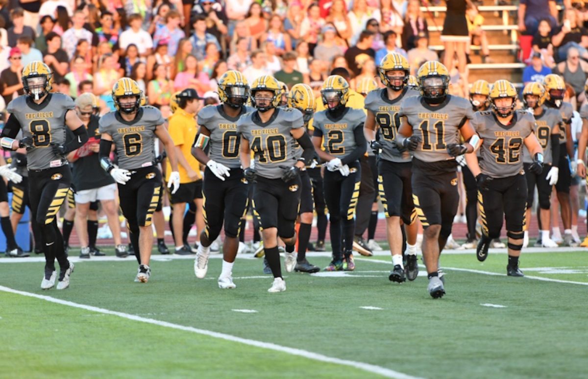 The Oakville Tigers football team bounced back from their season-opened loss to Lindbergh High School with a 39-20 win against Parkway South on Sept. 6. Photo by Jeremy Housewright.