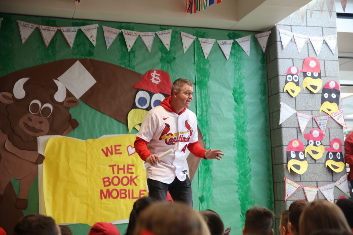 Former Cardinals Player Brad Thompson urges the students of Bierbaum Elementary School to get loud in order to get Fredbird's attention. 