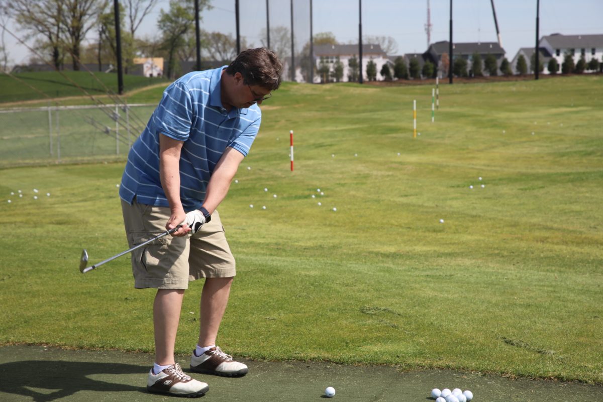 A veteran practices chipping at the April 23 clinic.