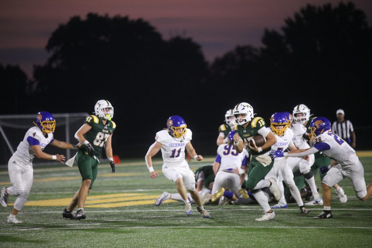 Following the first responders and military appreciation celebrations, the Flyers took the field against Seckman. Pictured above, Lindbergh's Colby Bangert (#15), runs down the field, ball in hand.
