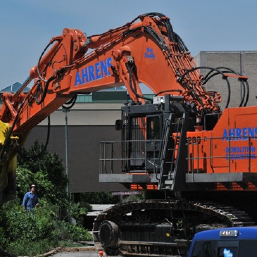 VIDEO: Crestwood mall demolition begins