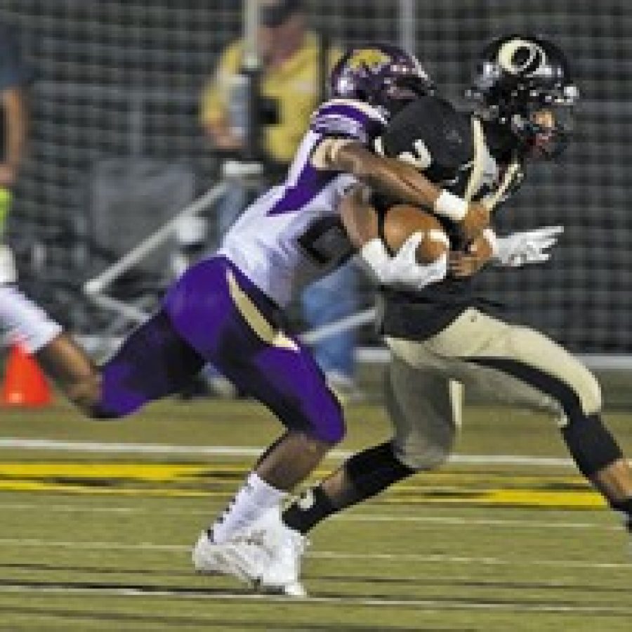 Eurekas Chaun Smith, left, attempts to bring down Oakvilles DJuan Reaves Friday night.
Megan LeFaivre-Zimmerman photo
 