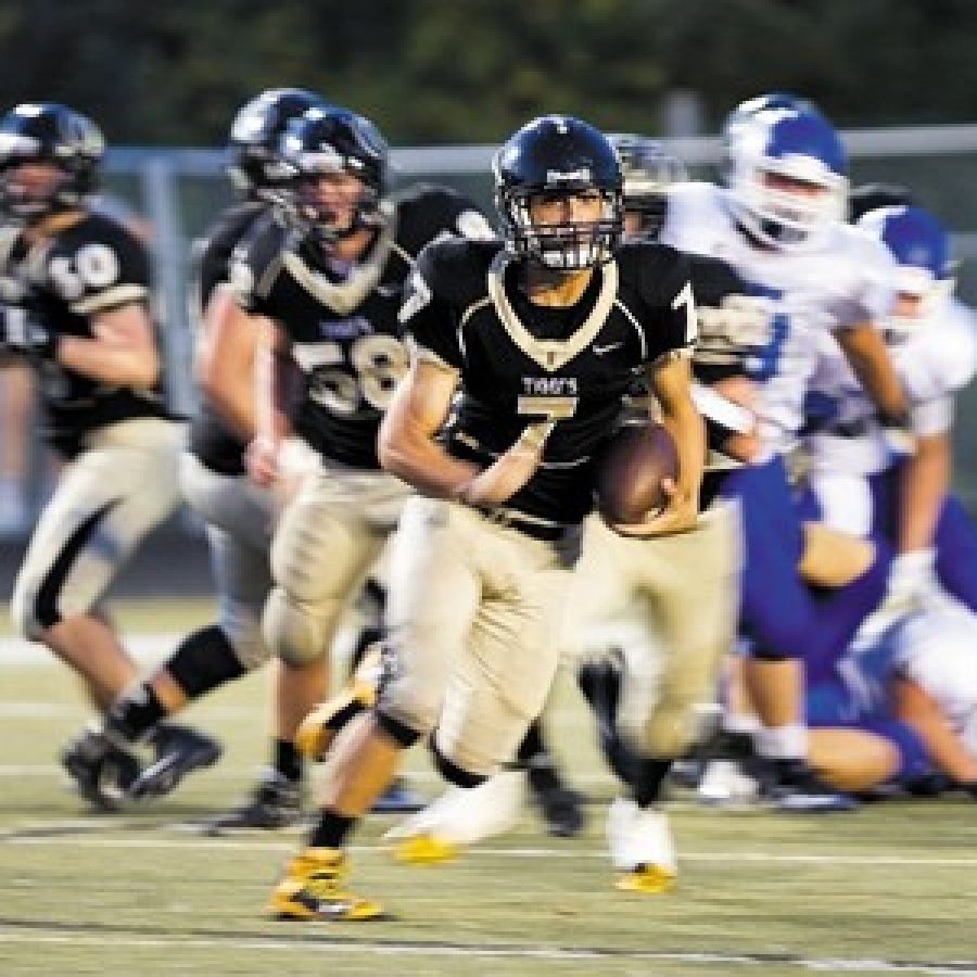 Oakville High quarterback Bailey Vuylsteke, No. 7, rushes in Friday nights 28-7 victory over Northwest. The 3-2 Tigers will face 3-2 Lafayette this week.
Megan LeFaivre-Zimmerman photo