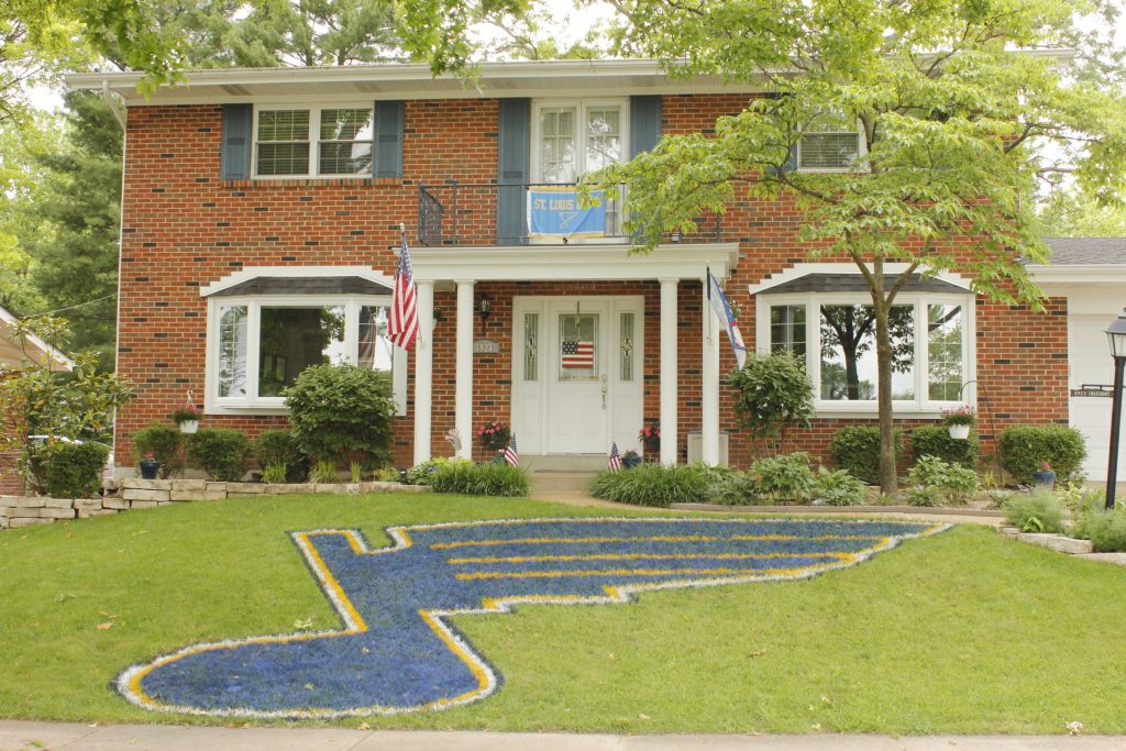 Daniel Mitchell painted a massive Blue Note on his lawn on Chasebury Terrace in Crestwood. The note measures 21 feet by 15 feet. Photo by Erin Achenbach.