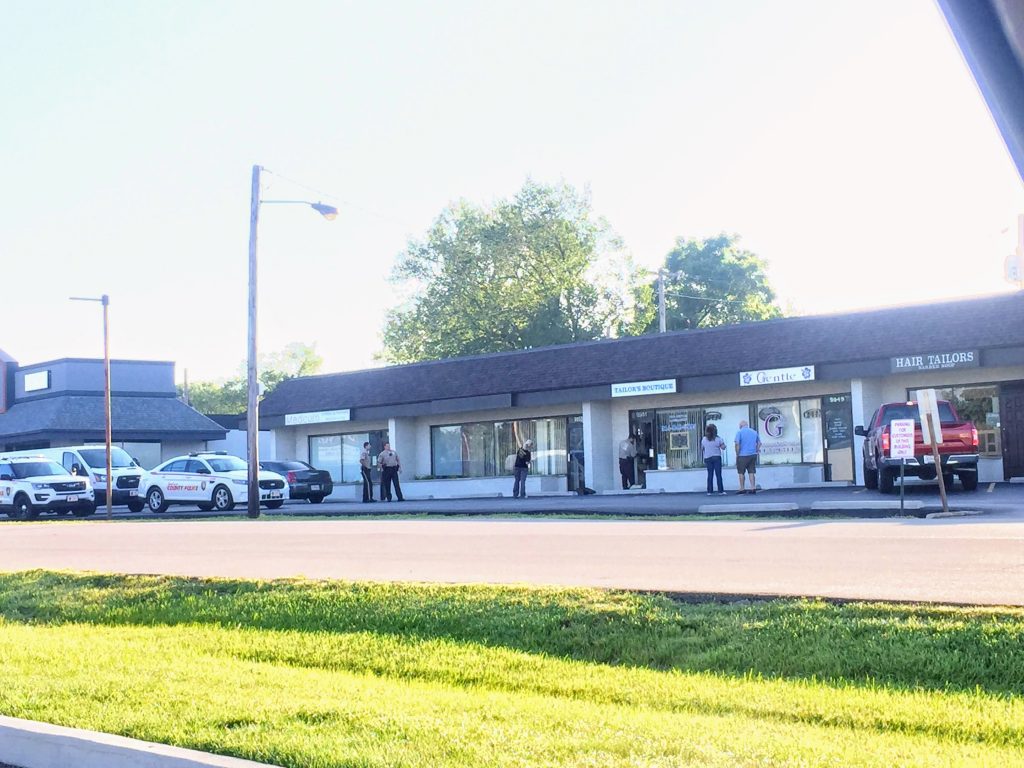 Police cars, detectives and the Crime Scene Unit respond to a business break-in Tuesday morning at Tailors Boutique on Lin Ferry Drive in Green Park. Photo by Gloria Lloyd.