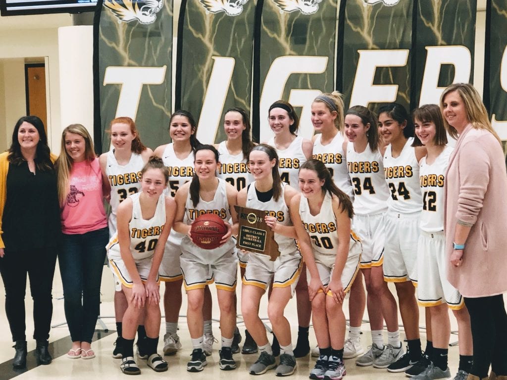 Oakville girls’ basketball team wins first district championship since 2009