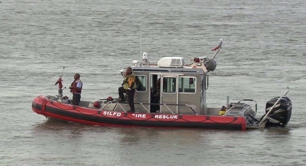 The+St.+Louis+Fire+Departments+Marine+2+rescue+boat+responds+to+a+rescue+in+the+Mississippi+River+that+turned+into+a+recovery+effort.+