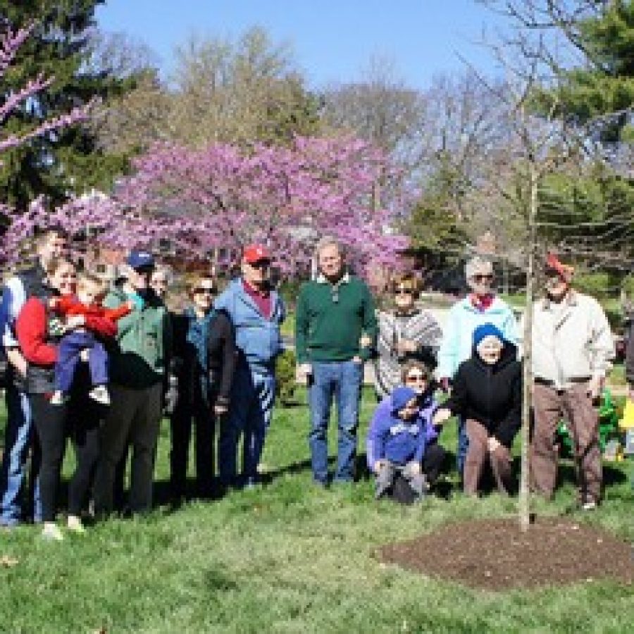 Grantwood Village residents mark Arbor Day
